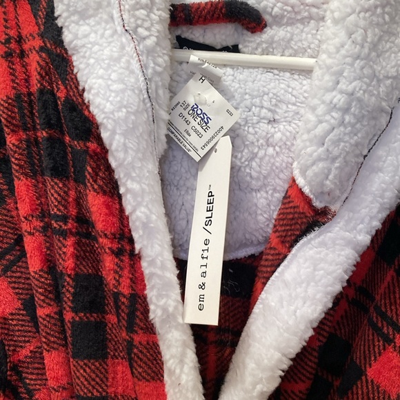 Plaid Red and Black Women's Robe - Picture 2 of 7